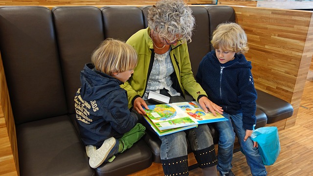 babička čte vnoučatům